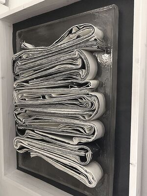Stack · 2016 · Polyesterharz, Papierstreifen gerissen, gefaltet · 80 x 30 x 6 cm