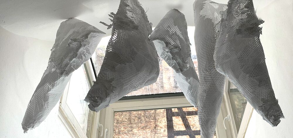 Potsdam, Galerie M - Micro Mix I - 5 Kokons • 2022 • Papier mit Wabenschnitt •  100 x 100 x 50 cm